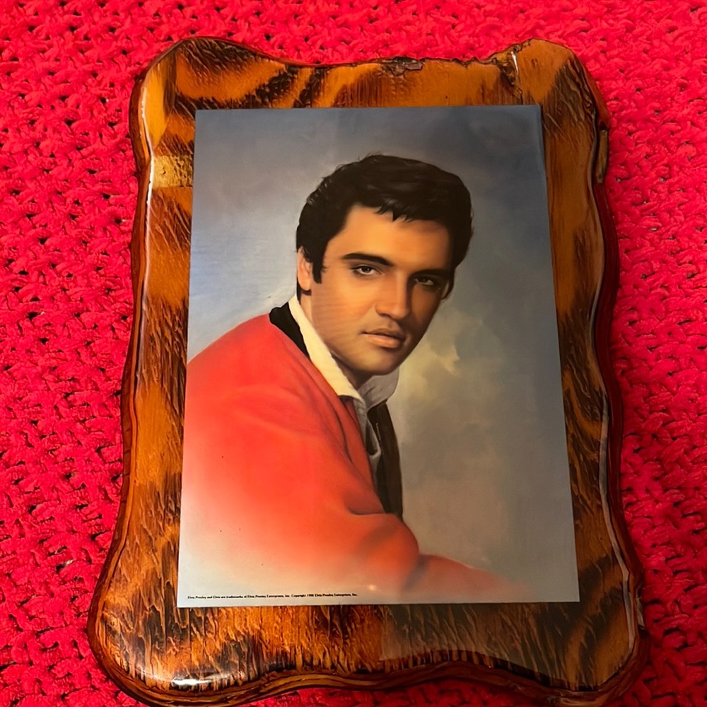 Vintage 1986 Elvis photo on wood plaque